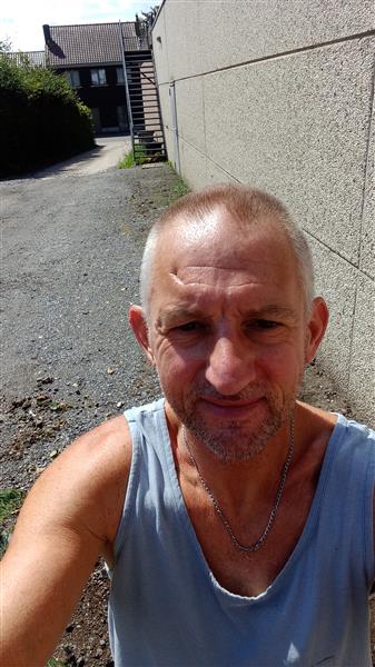 Grote foto man verwend vrouw erotiek man zoekt online contact vrouw