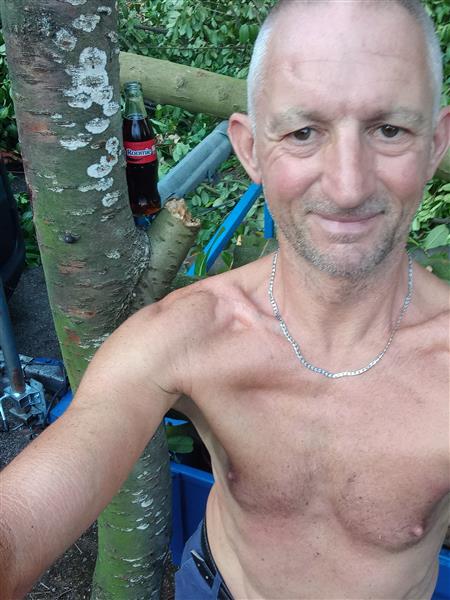 Grote foto man verwend vrouw erotiek man zoekt online contact vrouw