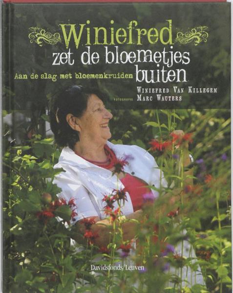 Grote foto winiefred zet de bloemetjes buiten boeken kookboeken