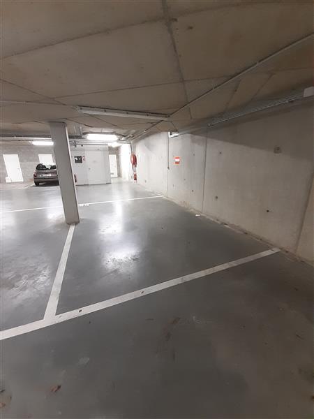Grote foto overdekte autostaanplaats te huur berchem huizen en kamers garageboxen