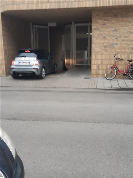 Grote foto overdekte autostaanplaats te huur berchem huizen en kamers garageboxen