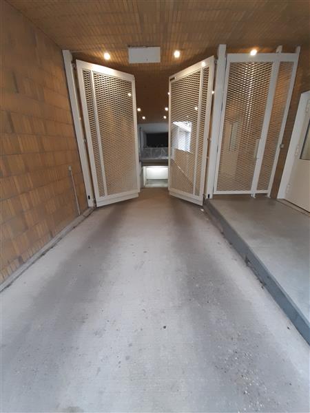 Grote foto overdekte autostaanplaats te huur berchem huizen en kamers garageboxen