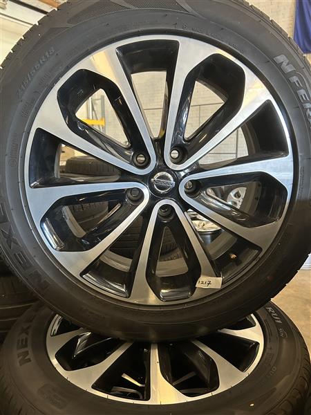Grote foto velgen opruiming laatste set van vier en stuks auto onderdelen banden en velgen
