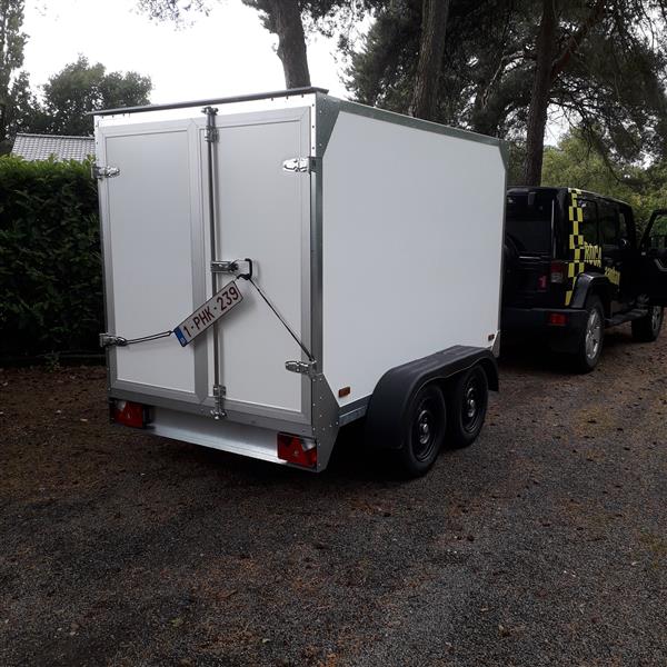 Grote foto gesloten aanhangwagen met frigoplaat auto diversen aanhangers