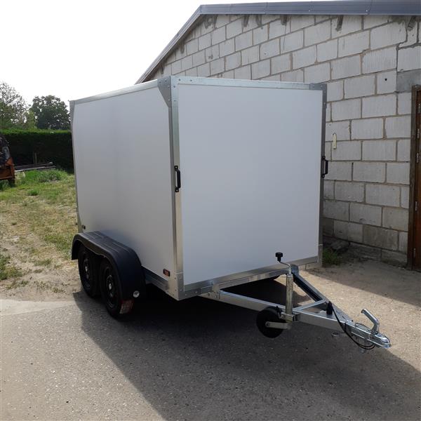 Grote foto gesloten aanhangwagen met frigoplaat auto diversen aanhangers