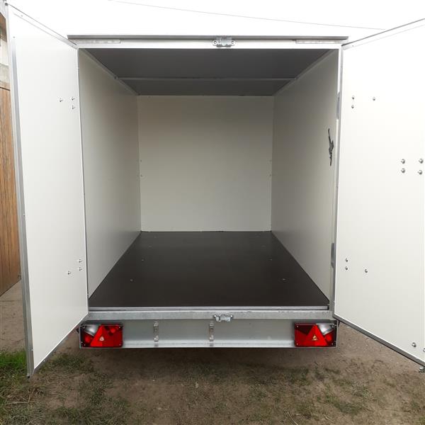 Grote foto gesloten aanhangwagen met frigoplaat auto diversen aanhangers