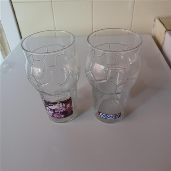 Grote foto snickers voetbal glazen. verzamelen glas en borrelglaasjes