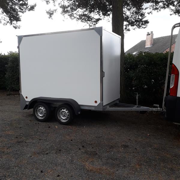 Grote foto gesloten aanhangwagen auto diversen aanhangers