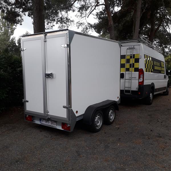 Grote foto gesloten aanhangwagen auto diversen aanhangers
