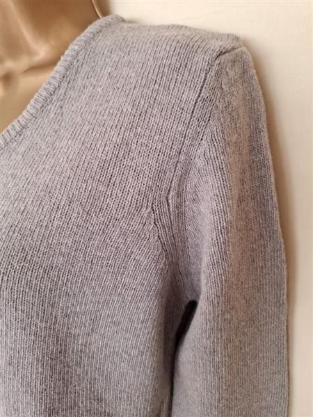 Grote foto lange grijze lamswollen v hals trui medium kleding dames truien en vesten