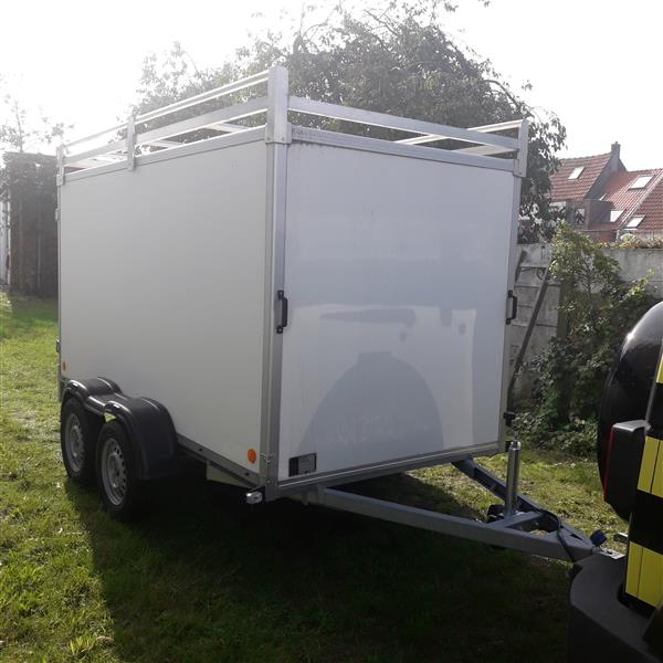 Grote foto gesloten aanhangwagen met dakrek auto diversen aanhangers