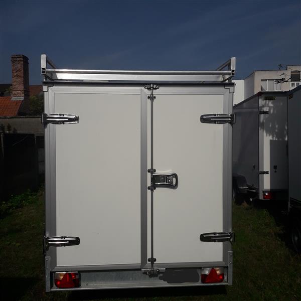 Grote foto gesloten aanhangwagen met dakrek auto diversen aanhangers