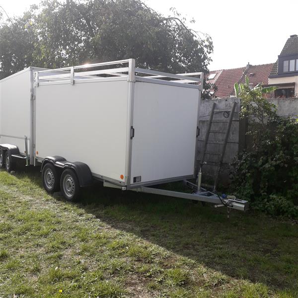 Grote foto gesloten aanhangwagen met dakrek auto diversen aanhangers