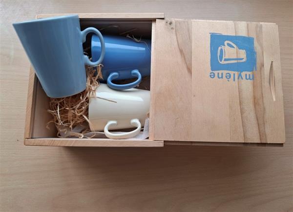 Grote foto vintage kistje met 3 just mugs mokken mylene antiek en kunst curiosa en brocante