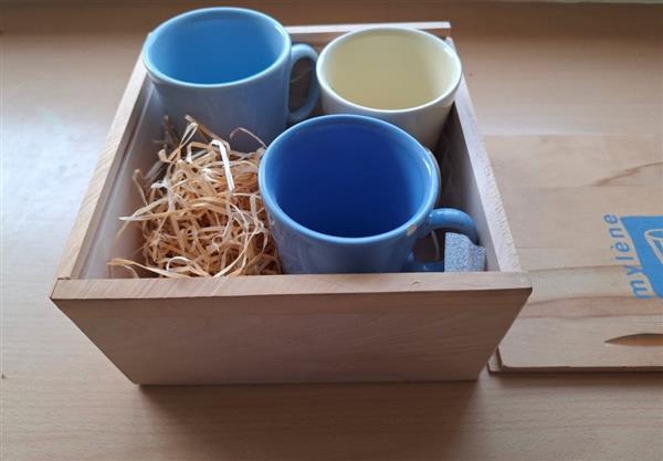 Grote foto vintage kistje met 3 just mugs mokken mylene antiek en kunst curiosa en brocante