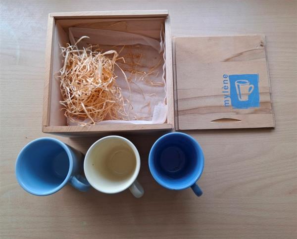 Grote foto vintage kistje met 3 just mugs mokken mylene antiek en kunst curiosa en brocante