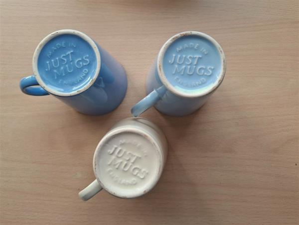 Grote foto vintage kistje met 3 just mugs mokken mylene antiek en kunst curiosa en brocante