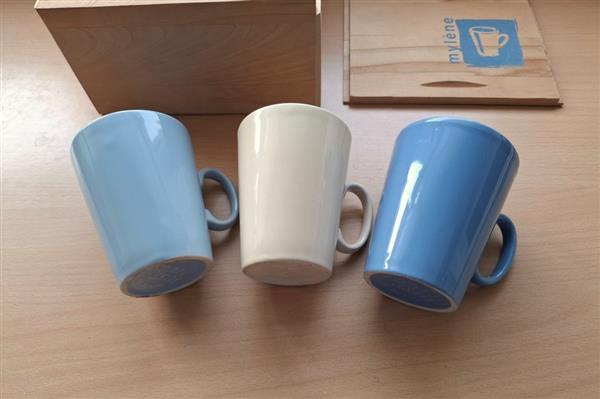 Grote foto vintage kistje met 3 just mugs mokken mylene antiek en kunst curiosa en brocante