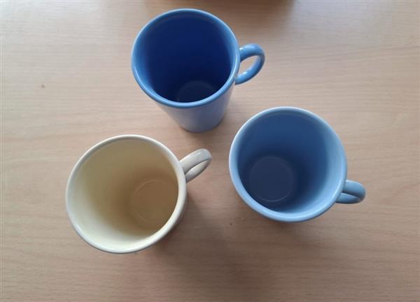 Grote foto vintage kistje met 3 just mugs mokken mylene antiek en kunst curiosa en brocante
