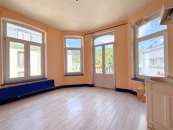 Grote foto bouillon karaktervol handelspand. huizen en kamers bedrijfspanden