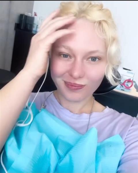 Grote foto een vrouw is op zoek naar haar zielsverwant. contacten en berichten vrouw zoekt man