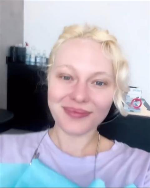 Grote foto een vrouw is op zoek naar haar zielsverwant. contacten en berichten vrouw zoekt man