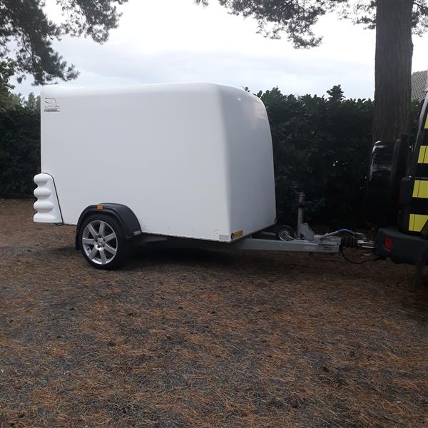 Grote foto gesloten aanhangwagen geremd 750 kg auto diversen aanhangers