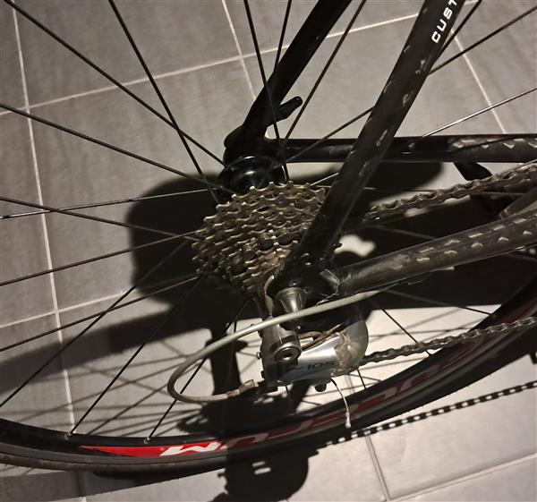 Grote foto fiets. helm . schoenen fietsen en brommers sportfietsen
