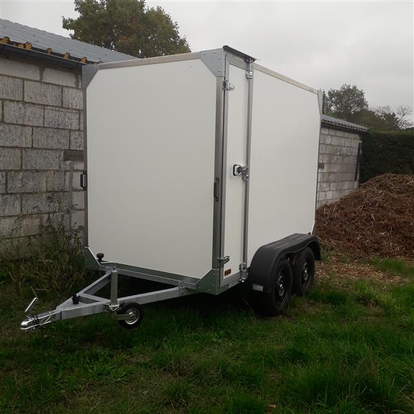 Grote foto gesloten aanhangwagen met zijdeur auto diversen aanhangers