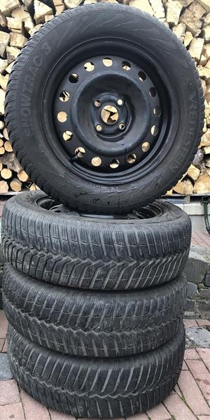 Grote foto winterbanden set op velg 185 65 r15 88t. auto onderdelen banden en velgen