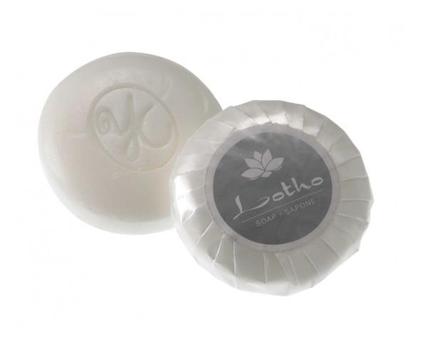Grote foto shampoo reis flesjes en zeepjes lotus limone sieraden tassen en uiterlijk haarverzorging