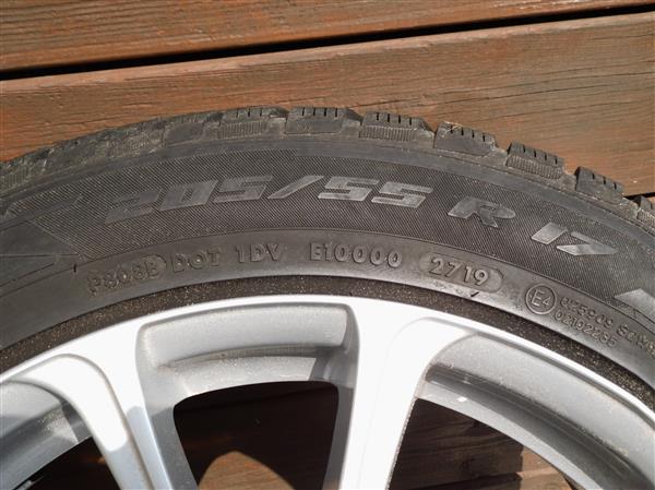 Grote foto winterbanden op alu velgen auto onderdelen banden en velgen