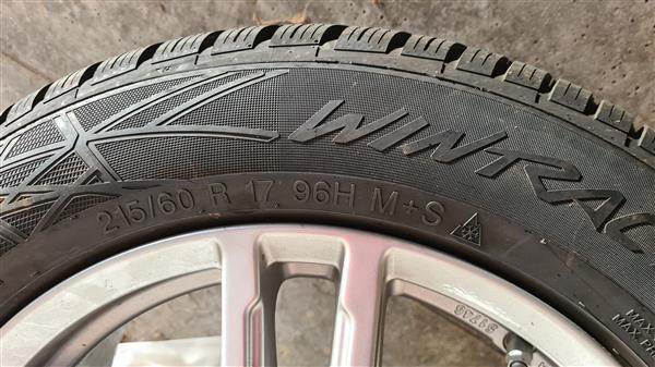 Grote foto winterbanden met velgen auto onderdelen banden en velgen