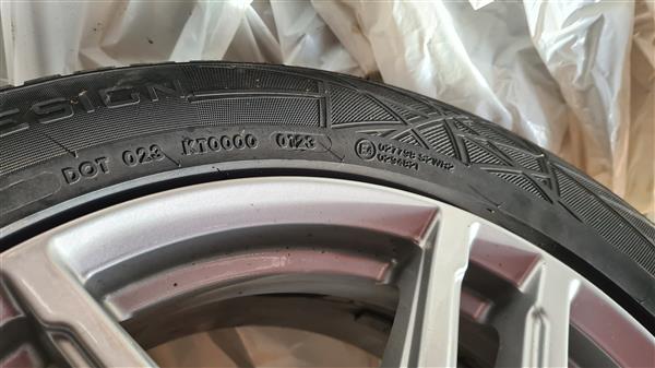 Grote foto winterbanden met velgen auto onderdelen banden en velgen