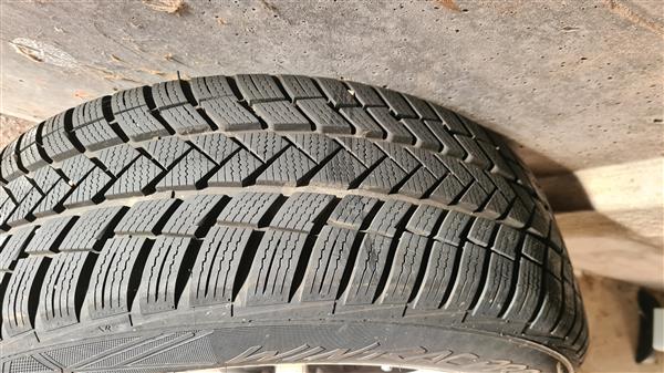 Grote foto winterbanden met velgen auto onderdelen banden en velgen