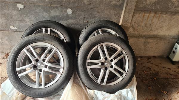 Grote foto winterbanden met velgen auto onderdelen banden en velgen