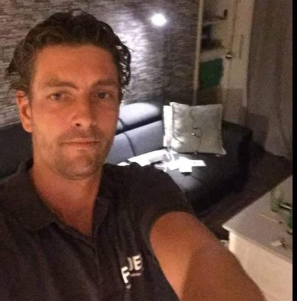 Grote foto man voor groepen vriendinnen contacten en berichten man zoekt vrouw