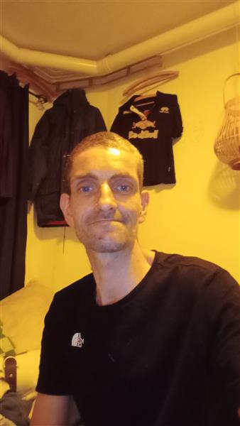 Grote foto man voor groepen vriendinnen contacten en berichten man zoekt vrouw