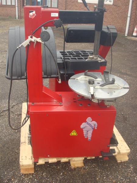 Grote foto banden de montage apparaat en balanceer machine auto diversen gereedschap