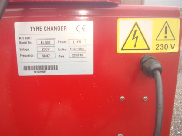 Grote foto banden de montage apparaat en balanceer machine auto diversen gereedschap