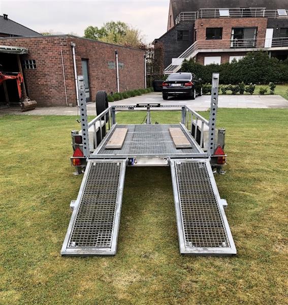 Grote foto machine transporter machinetransporter auto diversen aanhangers