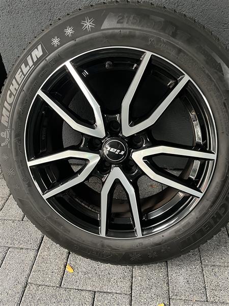 Grote foto vier michelin winterbanden auto onderdelen banden en velgen