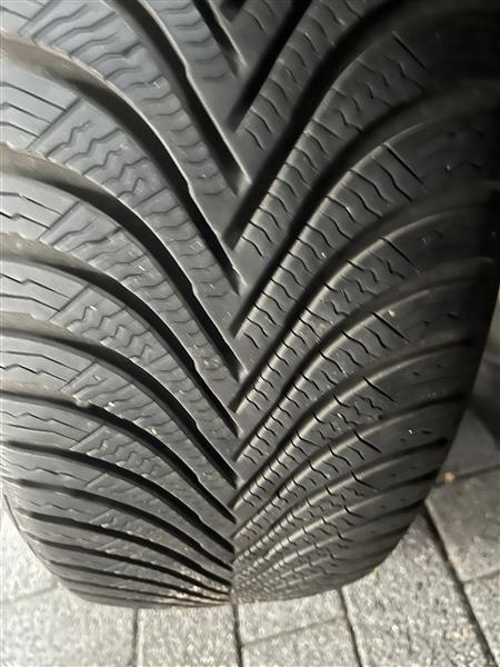 Grote foto vier michelin winterbanden auto onderdelen banden en velgen