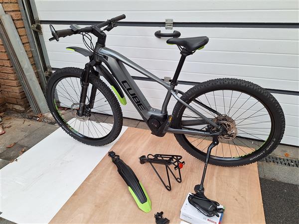 Grote foto te koop e bike cube grijs metallic fietsen en brommers sportfietsen
