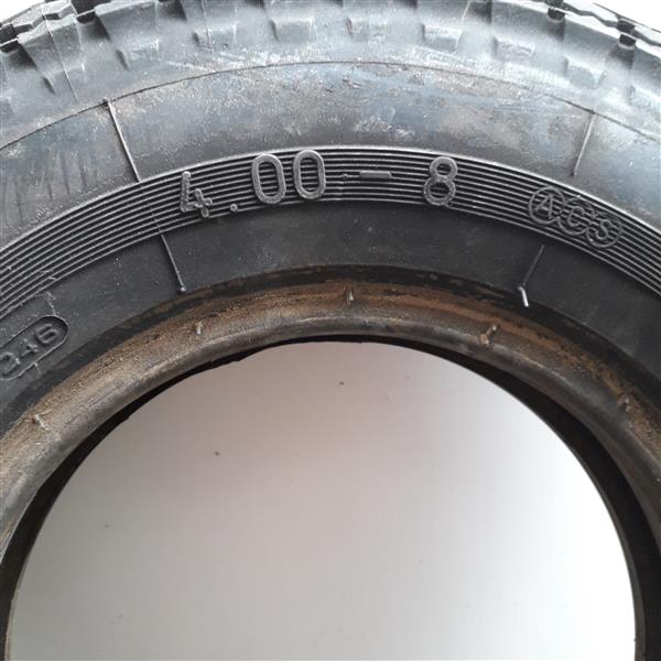 Grote foto band aanhangwagen auto onderdelen banden en velgen