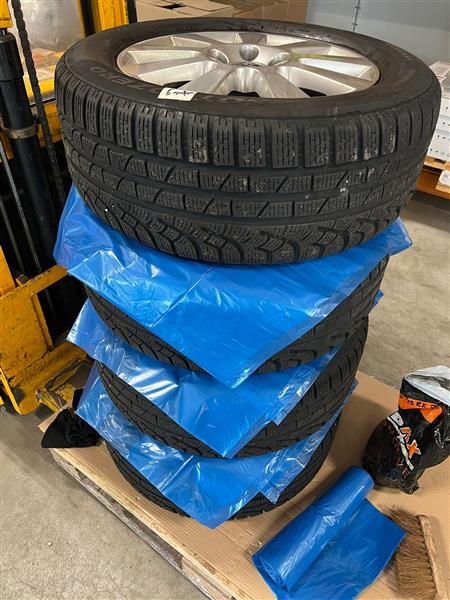 Grote foto velgen met winterbanden auto onderdelen banden en velgen