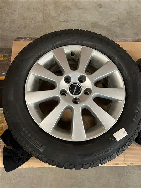 Grote foto velgen met winterbanden auto onderdelen banden en velgen