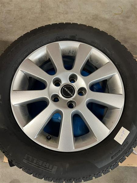 Grote foto velgen met winterbanden auto onderdelen banden en velgen