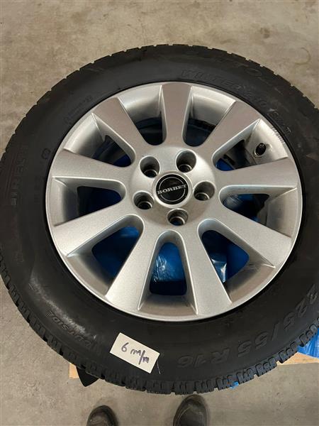 Grote foto velgen met winterbanden auto onderdelen banden en velgen