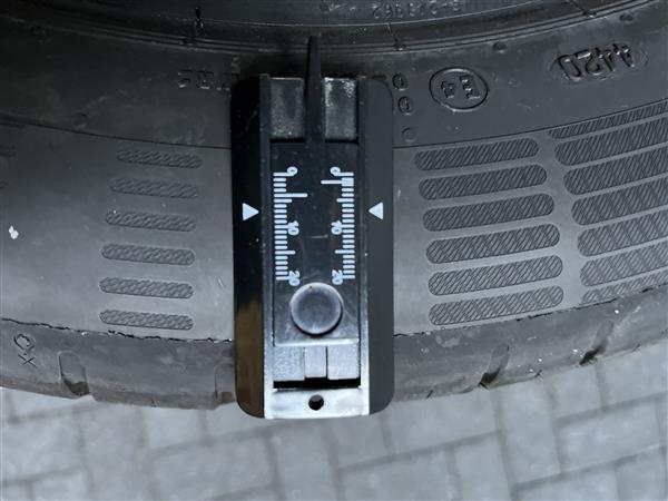 Grote foto banden continental zomerbanden 8mm auto onderdelen banden en velgen